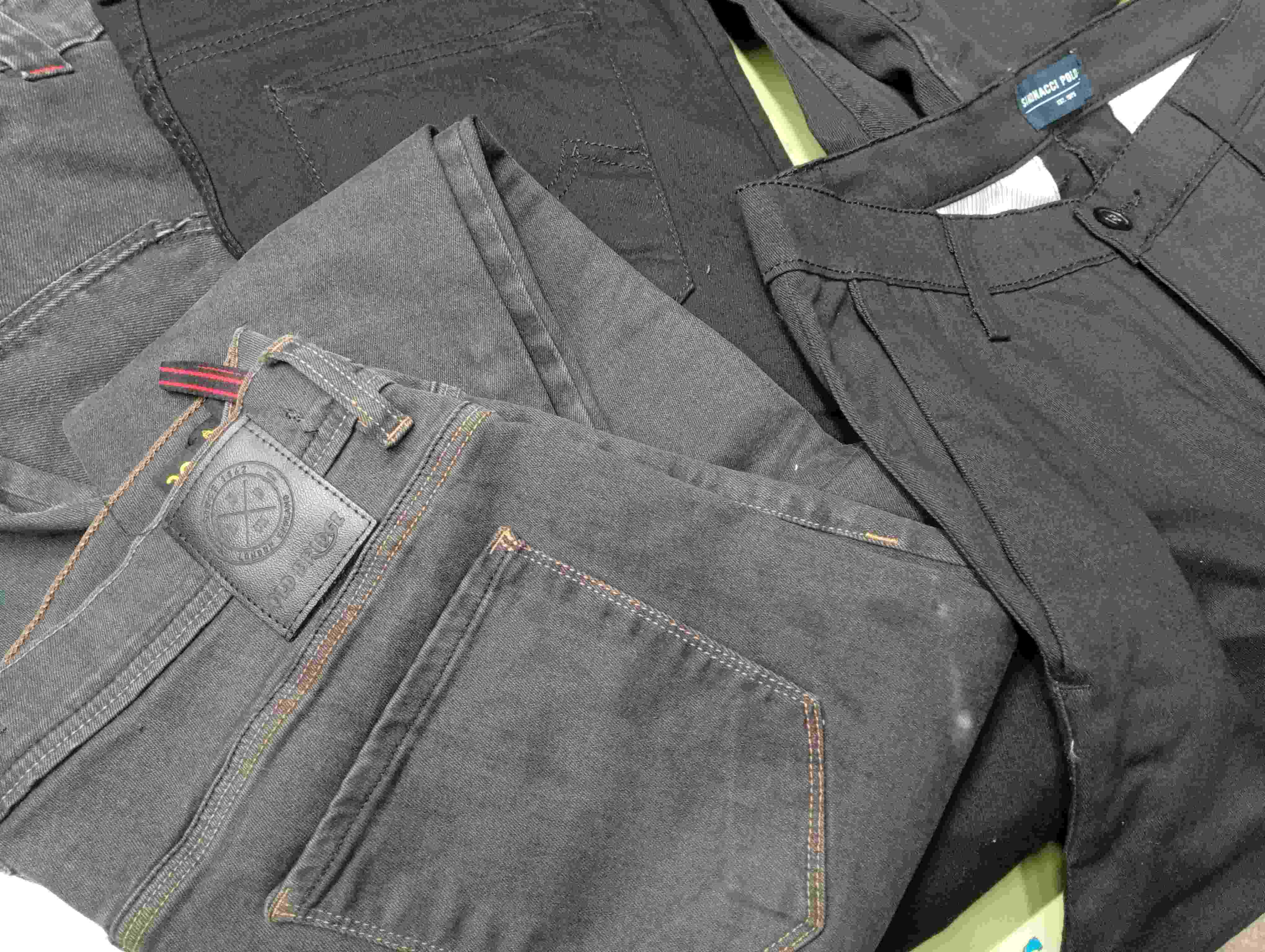 Muestras de pantalones terminados